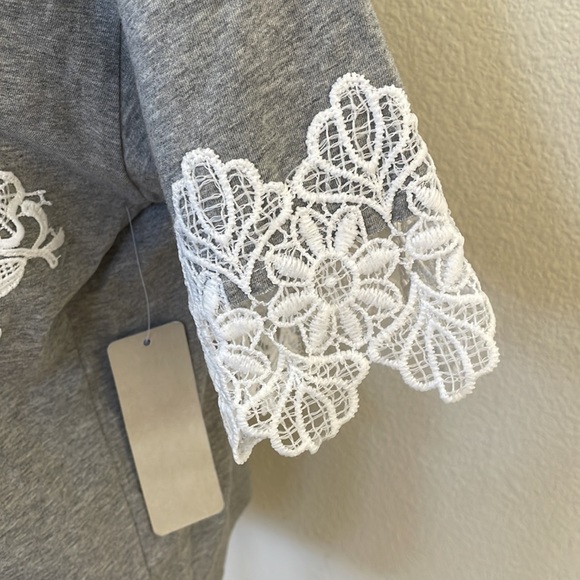 RD Style top with Floral Lace Appliqué and Femme graphic. Size M - Picture 4 of 7